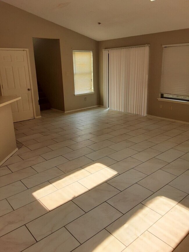 Building Photo - Ready to move in...