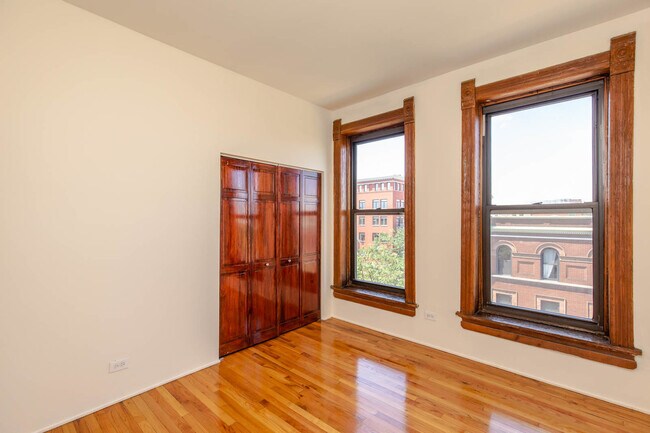 Building Photo - 1136 W Armitage Ave