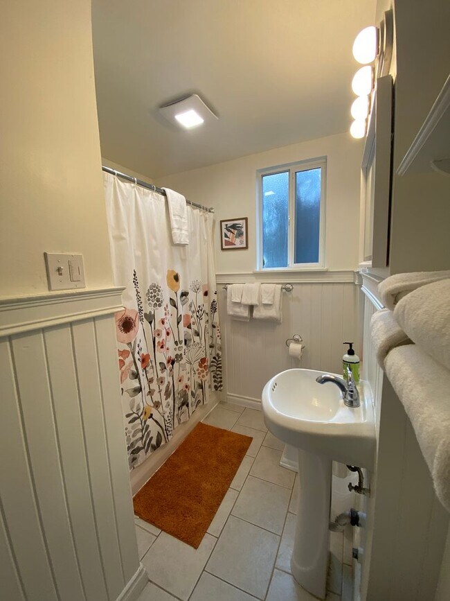 Building Photo - Pet Friendly |Stylish 3 Bedroom | 2 Bath Duplex in The Dalles – Great Location & Modern Comforts