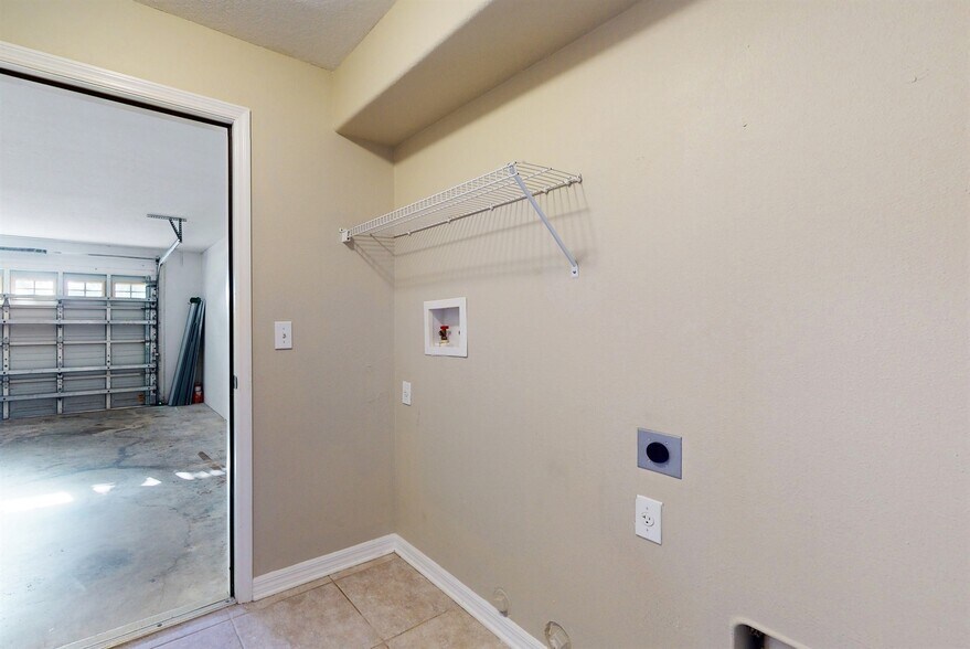 Building Photo - 8743 Maple Pond Ct