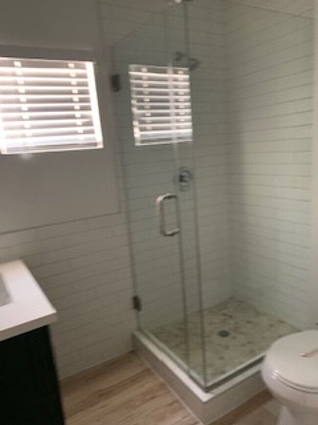 Building Photo - Newly Remodeled 2 Bedroom unit located on ...