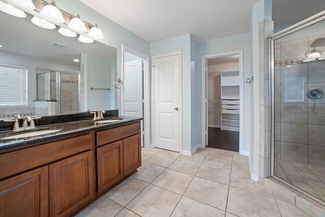 Building Photo - Gorgeous 4 Bed/ 3Bath house for rent! Avai...