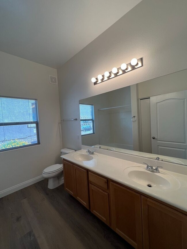 Building Photo - Beautifully remodeled 3 bedroom 2 bathroom downstairs condo right next to the pool!!