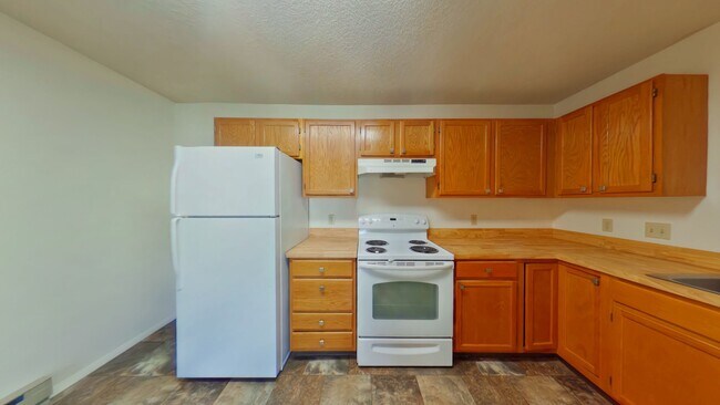 Building Photo - 2 Bedroom 1 Bath Centrally Located! Close to shopping and food truck court on 7th!