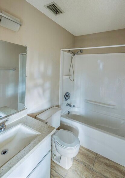 Building Photo - 105 Pinedale Dr