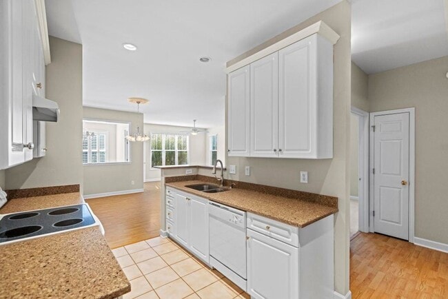 Building Photo - Hampstead Cutie! Backs up to Golf Course!