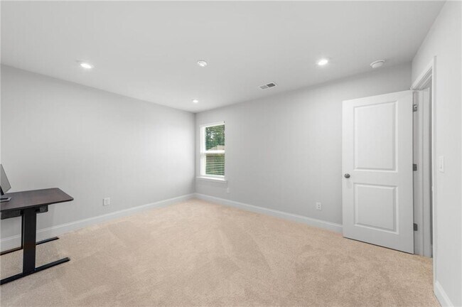 Building Photo - 96 Fairway Dr