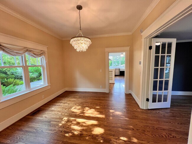 Building Photo - Gorgeous, Executive Living in Beautiful Ma...