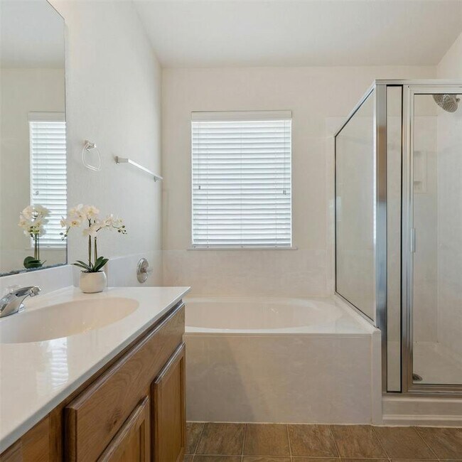 Building Photo - 15233 Rosehip Ln