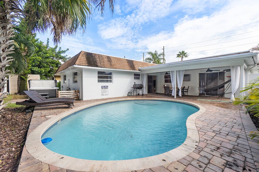 Pool && Patio - 3001 NW 9th Ave