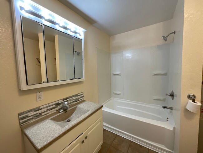 Building Photo - Spacious 2 Bedroom 1 Bath home W/ Fenced Yard In Joplin Mo!