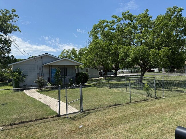 Primary Photo - 605 Blanco St