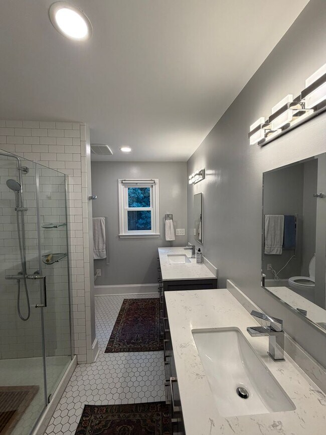Building Photo - Beautiful East Side Home