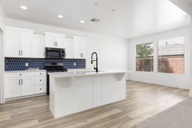 Building Photo - 3 bed plus office / 2.5 bath / 3 car Single Story with Community Pool!