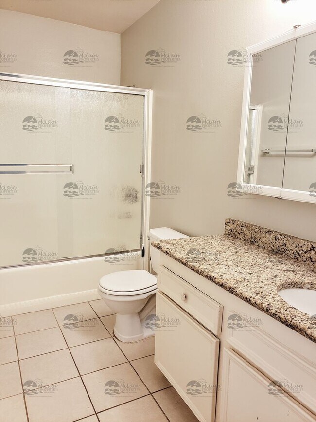 Building Photo - 1 Bedroom Just Minutes to Beach in Oceanside West of the 5!