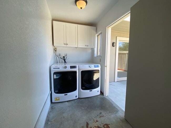 Building Photo - Newly Renovated Condo with NEW KITCHEN! - ...