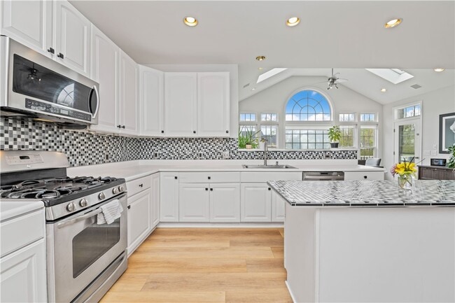 Building Photo - 636 Yardley Ct