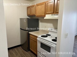 Building Photo - 1 bedroom/ 1 bath apartment in Sun Prairie...