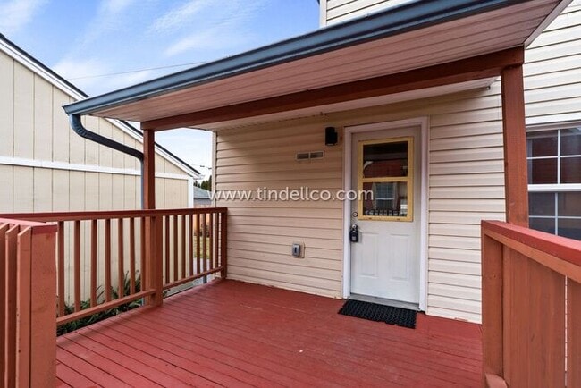 Building Photo - Updated 3 bedroom, 3 Level Home near New S...