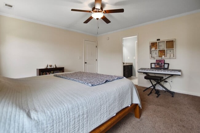 Building Photo - Pet Friendly Three Bedroom!