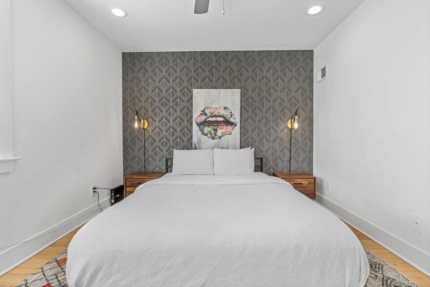 Building Photo - 1136 Crescent Ave NE