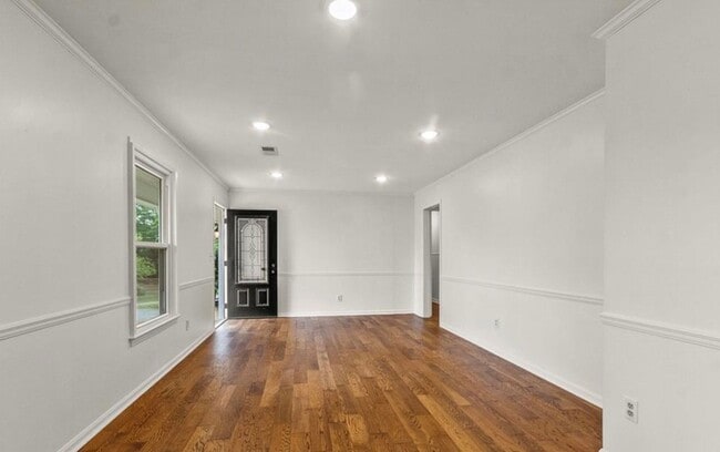 Building Photo - 3 bedroom, 2 bath