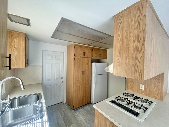 Building Photo - Spacious 3 Bed 2 Bath House w/ Central A/C...