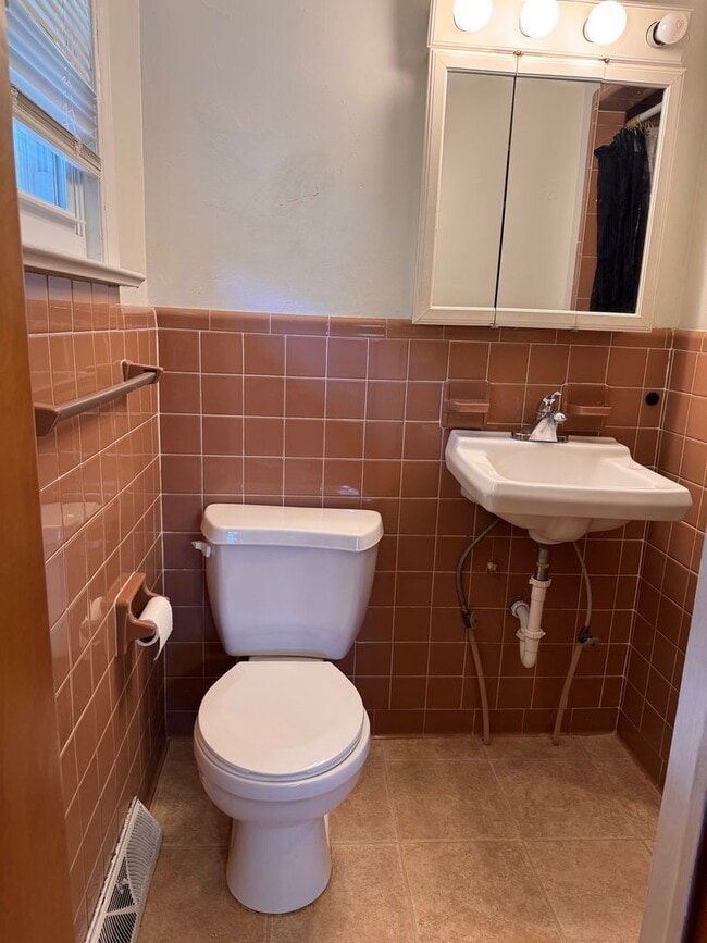 Building Photo - 2 BED, 2 BATH BRICK HOME LOCATED IN ASHEBORO!