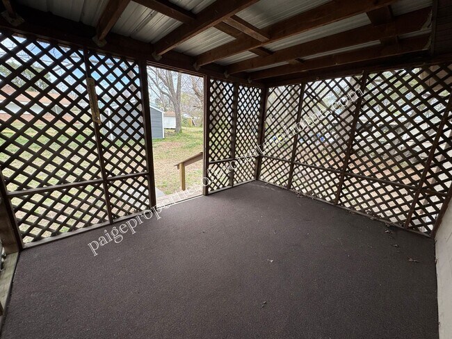 Building Photo - 3 Bedroom, 1 Bath Home on a Corner Lot