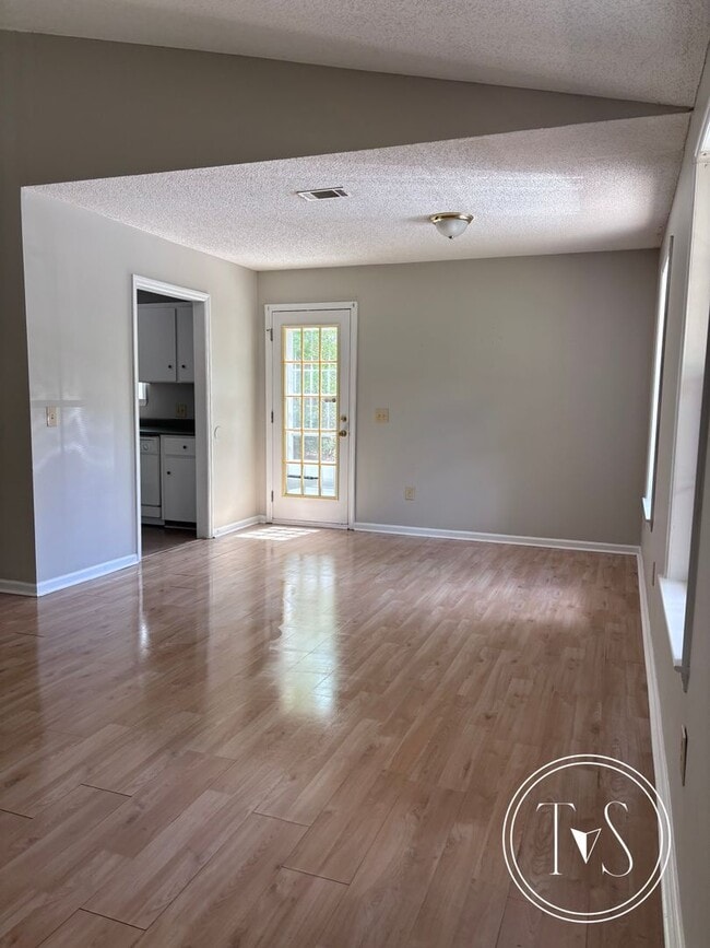 Building Photo - MOVE IN SPECIAL: $250 OFF 1ST MONTH'S RENT!**