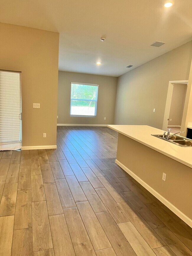 Building Photo - 5951 NW Baynard Dr