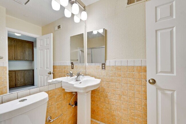 Building Photo - Large, Bright Sunnyvale Townhome near Border of Mountain View