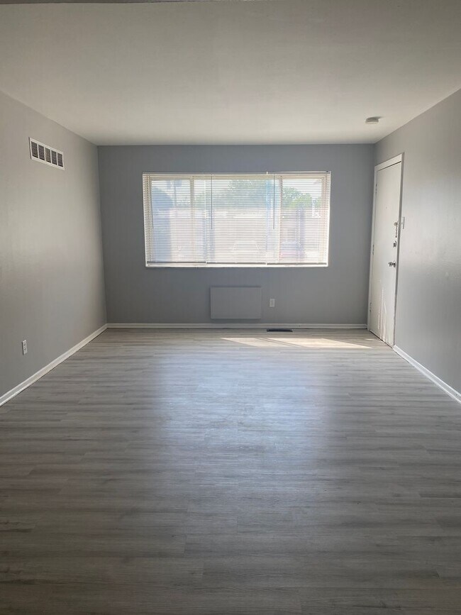 Building Photo - Renovated 2 Bed 1 Bath 1ST FLOOR!