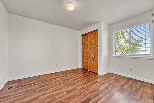 Building Photo - $3,250.00 - 5 Bed, 3.5 Bath Home in Aurora with in unit Laundry and Fenced in Yard!