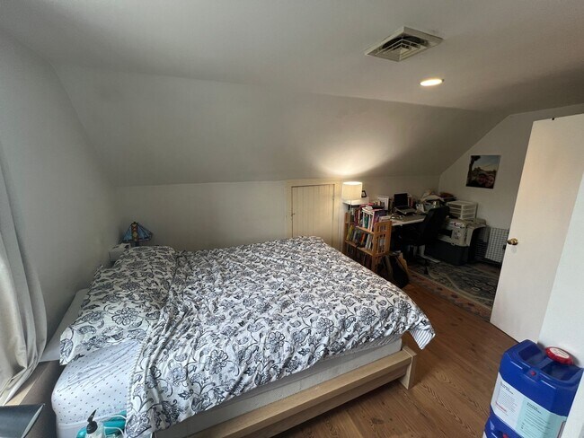 Building Photo - 7 Jay St