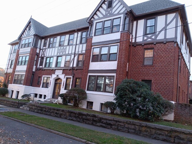 Building Photo - 2 Bedroom / 1.5 Bath Condo  Johnson City, TN