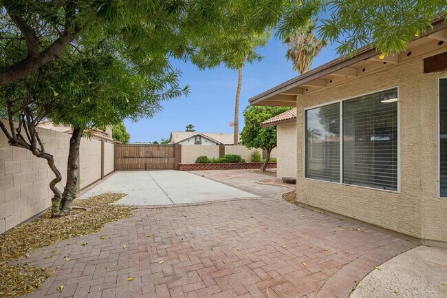 Building Photo - 8734 W Bloomfield Rd