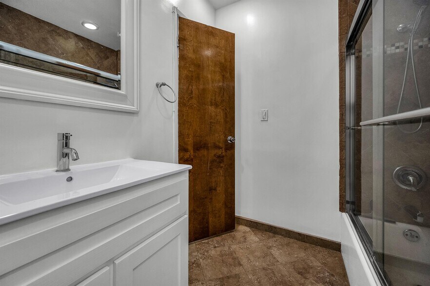 bath - 810 Edgewood St