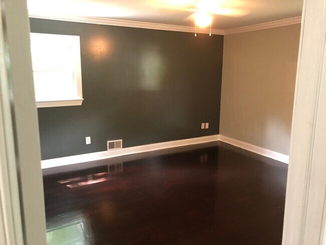 Room 2 - 1769 Dakota St