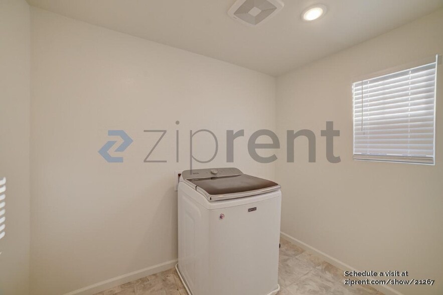 Building Photo - Unit