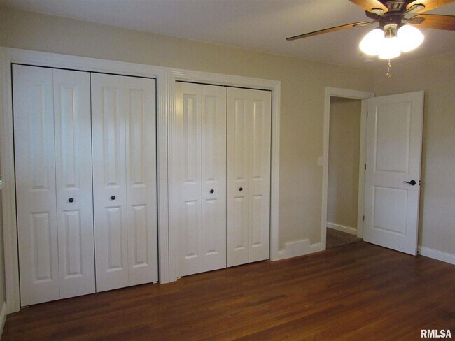 Building Photo - 233 Manor Dr