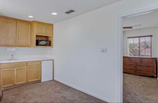 Building Photo - 557 Stetson Dr