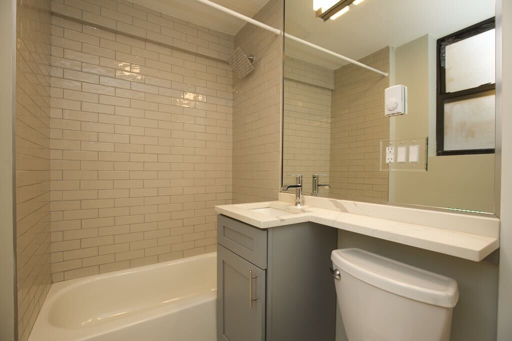 Building Photo - 510 W Belmont Ave
