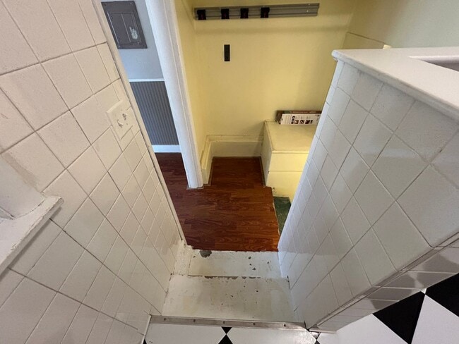 Building Photo - 3 Bedroom 1 Bath Large House with Garage & Many Amenities