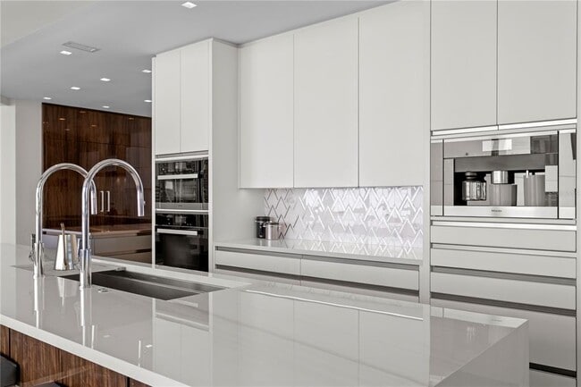 Building Photo - 450 Knights Run Ave