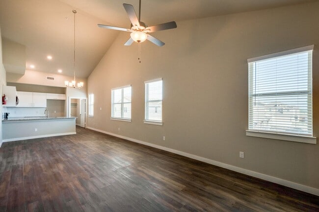 Building Photo - AVAILABLE NOW! GORGEOUS 2 BEDROOM FOUR PLE...