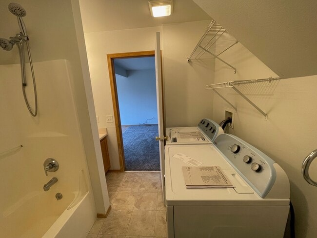 Building Photo - 425 W Shore Dr