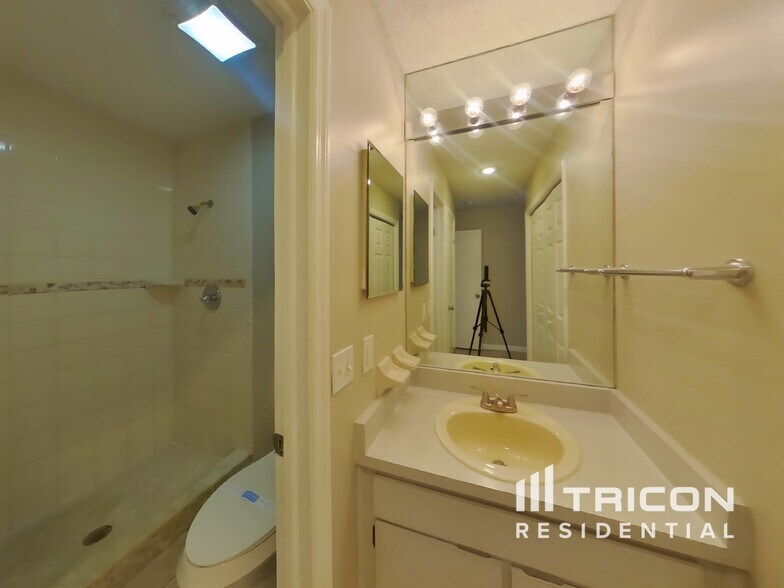 Building Photo - 1028 Hardwood Dr