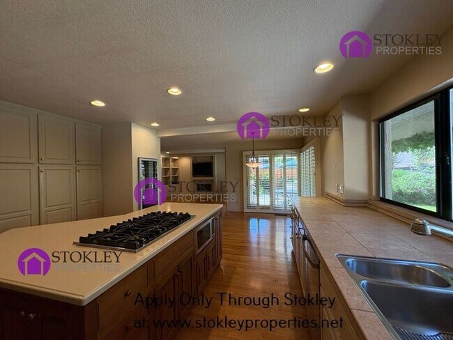 Building Photo - 270 Live Oak Dr