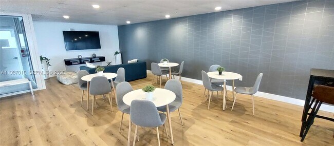 Building Photo - 170 SE 14th St